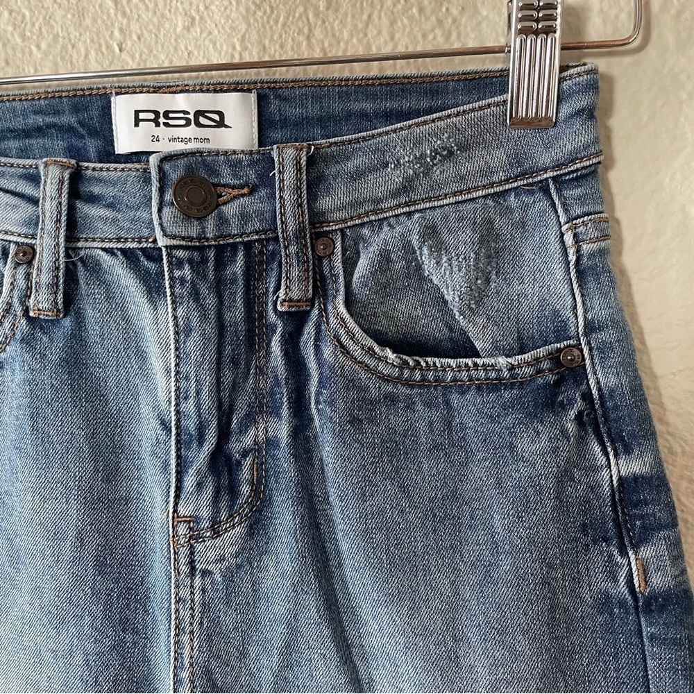 RSQ Vintage Mom Jeans Women’s 24 Blue Medium Wash Ripped Distressed Stretch - Picture 8 of 16